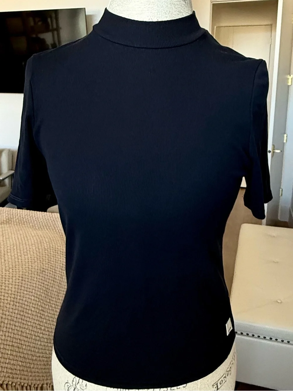 Vuori Black Short Sleeve Mock Neck Crop Top - Picture 2 of 4